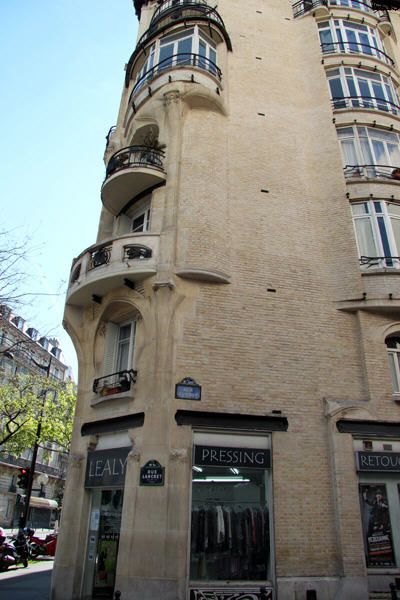 Immeuble Jassedé (1903-5) (142 ave. de Versailles). Paris, France. Architect: Hector Guimard.