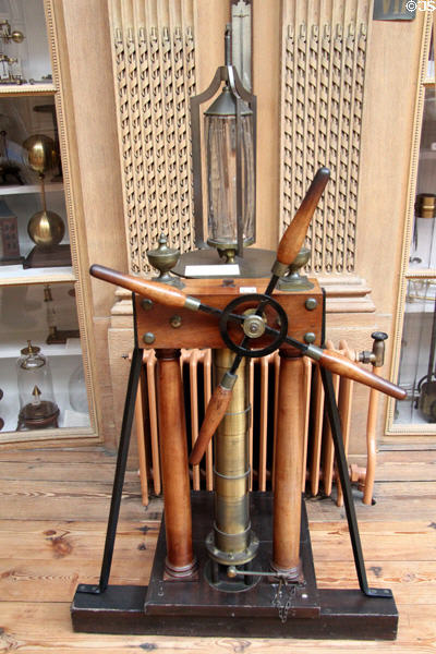 Single-cylinder air pump (1792) developed by Van Marum & made by A. Watt, Amsterdam at Teylers Museum. Haarlem, Netherlands.