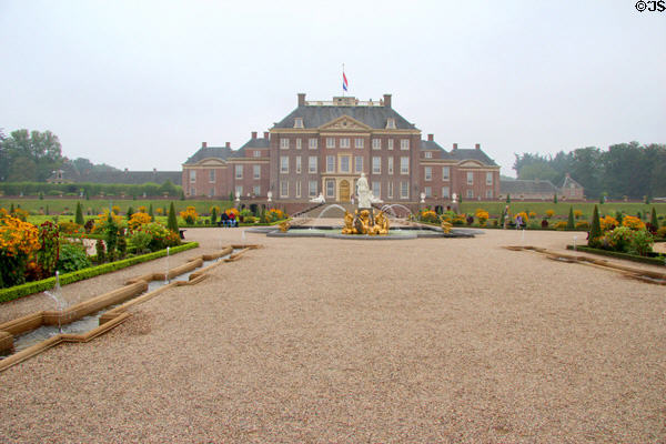 Long view of Het Loo Palace from formal gardens. Het Loo, Netherlands.