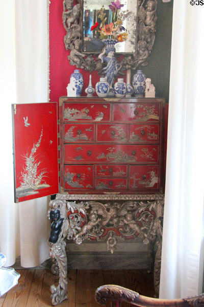 Oriental style cabinet & porcelain. Het Loo, Netherlands.